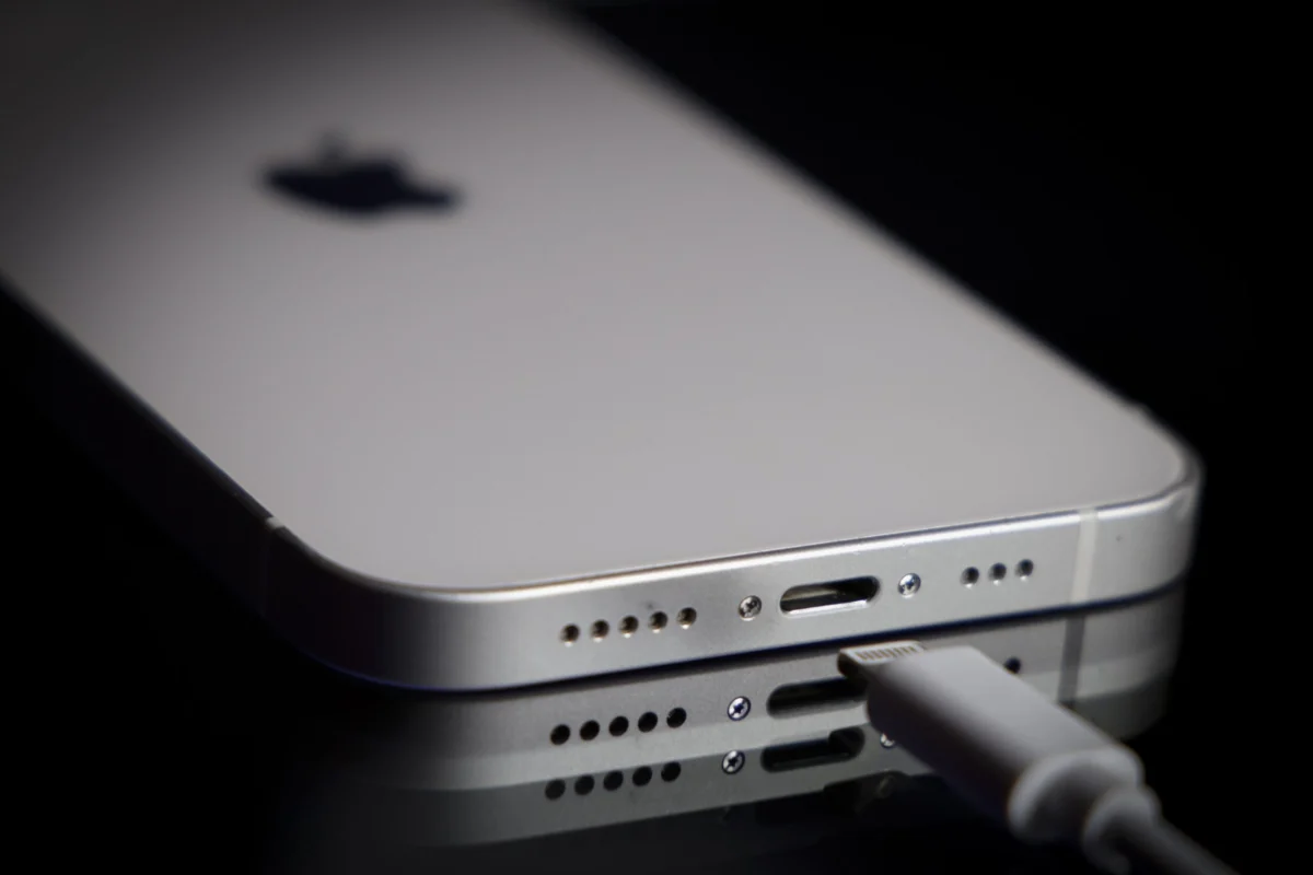 The "usbliter8" Vulnerability: Unpatchable Boot ROM Flaw Exposes Aging iPhone Security